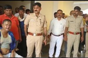 सीतापुर: एसडीएम कार्यालय के सामने युवक ने किया आत्मदाह का प्रयास, बिजली विभाग के जेई पर लगाया संगीन आरोप