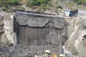 गरमपानी: क्वारब हाईवे पर का निर्माणाधीन पुल भर-भराकर गिरा