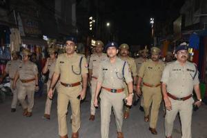 सीतापुर: नवागत एसपी ने पुलिस बल के साथ किया पैदल गश्त