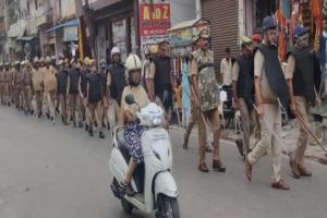 आजमगढ़: पुलिस प्रशासन और पैरामिलिट्री की टीम जिले में कर रही फुट पेट्रोलिंग