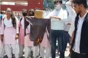 अलीगढ़ : छात्रों ने आगरा यूनिवर्सिटी के वीसी का फूंका पुतला, आंदोलन की दी चेतावनी