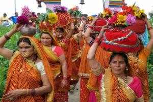 लोहाघाट: भव्य झांकी और कलश यात्रा के साथ देवीधार महोत्सव का आगाज