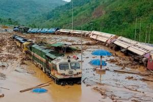 देश के कई राज्यों में भारी बारिश के बाद बाढ़ और भूस्खलन, महाराष्ट्र में 83 और गुजरात में 63 की मौत, MP के हालात खराब