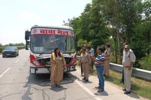 बाराबंकी : हाई सिक्योरिटी नंबर प्लेट की हुई जांच, दो बस और तीन माल वाहन सीज