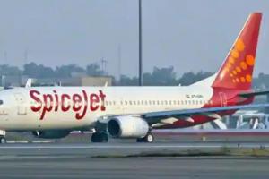विंडशील्ड में दरार के बाद मुंबई में स्पाइसजेट के विमान की इमरजेंसी लैंडिंग