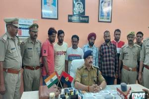 रामपुर: चेकिंग के दौरान पुलिस ने कार से बरामद किए अवैध हथियार, पांच आरोपी गिरफ्तार