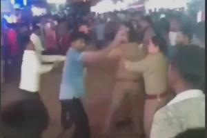 पीलीभीत: मेले में दौड़ा-दौड़ाकर पुलिसकर्मियों की पिटाई, वीडियो वायरल, देखें