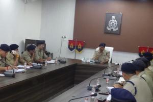 मथुरा: जनता की फरियाद न सुनने पर SSP के सख्त तेवर, कहा- कार्यप्रणाली सुधार लो वरना बिस्तर बांध लो