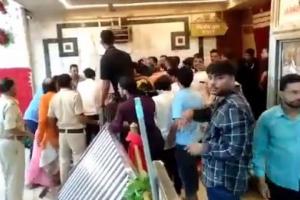 Video Viral: महाकाल मंदिर में तेजस्वी सूर्या के समर्थकों का हंगामा, BJYM कार्यकर्ताओं ने गार्ड से की बदसलूकी
