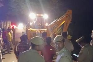 बरेली: बीसलपुर से कछला जा रहे कांवड़ियों की गाड़ी का पहिया दलदल मिट्टी में फंसा, डीजे संचालक गंभीर रूप से घायल