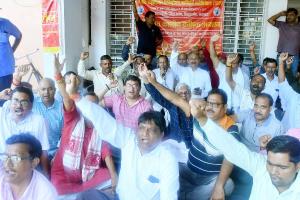 लखनऊ: तबादले के विरोध में बेसिक व माध्यमिक शिक्षा विभाग के कर्मचारियों ने फिर घेरा निदेशालय
