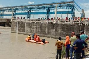 बहराइच: युवक की तलाश में घाघरा की खाक छान रहे एनडीआरएफ जवान