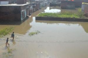 बरेली: बिन बारिश डूबा बाकरगंज, लोगों को हो रही घरों से निकलने में दिक्कत