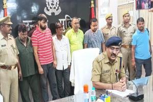 उन्नाव पुलिस ने पांच जुआरियों को किया गिरफ्तार, 1.74 लाख रुपये, बाइक और कार बरामद