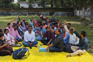 बहराइच: एनआरएलएम के संविदा कर्मियों ने मांगों को लेकर दिया धरना