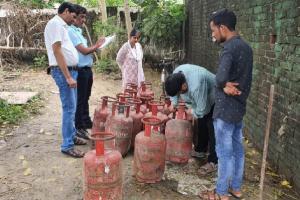 लखनऊ : सुनसान जगह में चल रही थी गैस रिफलिंग, छापेमारी में 15 सिलिंडर जब्त