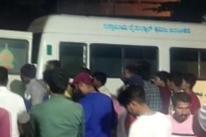 कर्नाटक में तीन वाहनों की टक्कर, चार बच्चों समेत नौ लोगों की मौत