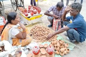 बरेली: इस दिवाली पर मिट्टी के दीयों से रौशन होंगे घर, जमकर हो रही खरीदारी