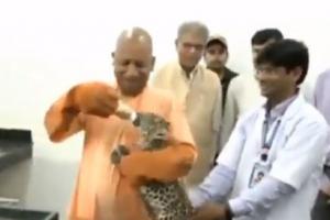 दशहरा स्पेशल: गोरखपुर में CM योगी ने तेंदुए के शावक को पिलाया दूध, देखें Video