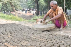 बरेली: खुद उजाले को तरस रहे दूसरों का घर रोशन करने वाले, मिट्टी के दीयों के प्रति लोगों में आई कमी से मायूस हुए कुम्हार