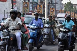 मुरादाबाद: दिवाली की खरीदारी को उमड़ी भीड़, जाम से वाहनों की लंबी कतार
