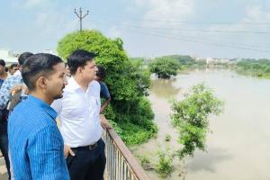 कानपुर: अमृत विचार की खबर का असर, पांडु नदी के पानी में फंसे लोग किए जाएंगे शिफ्ट, डीएम ने किया निरीक्षण