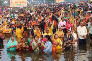 छठ पूजा पर लखनऊ के गोमती घाट पर बढ़ी रौनक, डूबते सूरज को व्रती महिलाएं दे रहीं हैं अर्घ्य