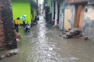 फर्रुखाबाद: झमाझम बारिश से उफनाया नाला, कई स्थानों पर हुआ जलभराव, शहर समेत सात सौ गांवों की बिजली भी हुई ठप