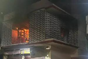 आग से हड़कंप : दो घर समेत तीन दुकानों में लगी आग