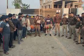 काशीपुर:  महल हत्याकांड के मुख्य साजिशकर्ताओं के घर पर किया नोटिस चस्पा