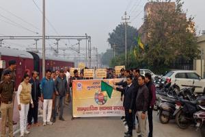 मुरादाबाद: रेलवे में सप्ताह सांप्रदायिक सद्भाव के आखिरी दिन निकाला गया फ्लैग मार्च