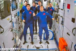 ऐतिहासिक पल! Space Station में पहली बार एकत्रित हुए China के 6 Astronauts