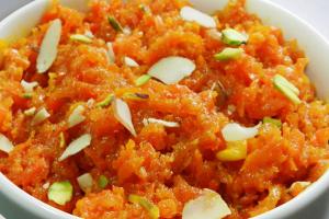 Gajar Ka Halwa: सर्दियों में अगर हो रहा है मीठा खाने का मन तो झटपट बनाएं गाजर का हलवा, जानें आसान रेसिपी