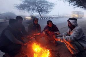 UP Weather: यूपी में पछुआ हवाओं ने बढ़ाई ठंड, धूप में भी हो रहा गलन का एहसास 