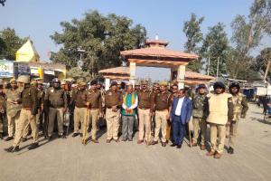 फ्लैग मार्च : इंडो-नेपाल सीमा क्षेत्र में पुलिस ने कराया सुरक्षा का एहसास