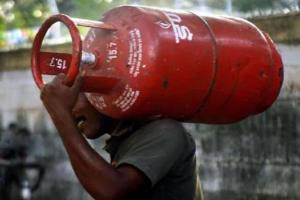 LPG Price Hike: महंगाई से शुरू New year, इतने रुपये महंगा हुआ गैस सिलेंडर