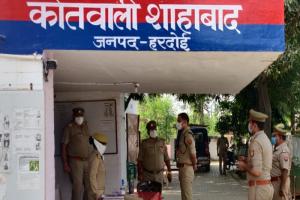 हरदोई पुलिस ने भाजपा मण्डल अध्यक्ष को पीटकर हवालात में किया बंद, भाजपाईयों ने काटा हंगामा