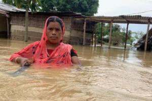हर साल बाढ़ के कारण शरणार्थियों वाला जीवन बिताती हैं असम के धेमाजी जिले की महिलांए 