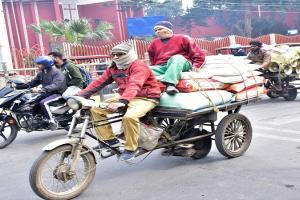 मुरादाबाद : लापरवाही... नियमों की धज्जियां उड़ा सड़कों पर फर्राटा भर रहे वाहन