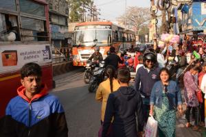 हल्द्वानी: सड़क पर दुकानदारों ने जमाया कब्जा, लगा रहा जाम