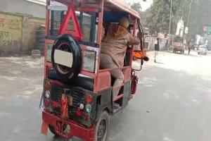 Video: हरदोई में ई-रिक्शा का पीछा कर डंडे बरसाते रहे कानून के रखवाले, चलाये थप्पड़  