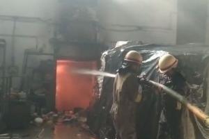 Fire In Kanpur : अपना सेल बाजार में लगी भीषण आग, दमकल की कई गाड़ियां बुझाने का कर रही प्रयास