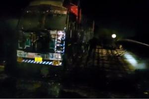 Unnao News : Lucknow Kanpur Highway पर गैस सिलेंडर लदे ट्रक में लगी आग, चालक ने कूदकर बचाई जान