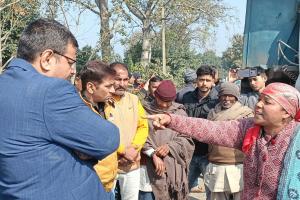 रामनगरः चालक की लापरवाही से घर में घुसा डंपर, गुस्साए लोगों ने किया प्रदर्शन                                                    