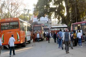 लखनऊ : वकीलों के बाइक पर चढ़ी रोडवेज बस, घंटों किया हंगामा