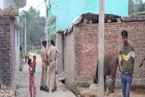 बहराइच: चचेरी बहनों का समुदाय विशेष के युवकों ने किया अपहरण, गांव में तनाव, मकान फूंकने का प्रयास