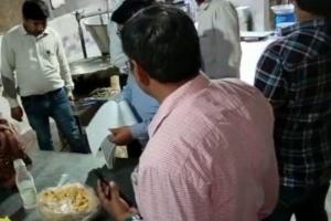 प्रयागराज: मिठाई की दुकान में एसडीएम और फूड इंस्पेक्टर ने की छापेमारी