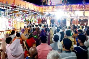 Chaitra Navratri 2023 Day 1 : नवरात्र के पहले दिन देवी मां के मंदिरों में उमड़े भक्त, इस विधि से कर रहे पूजा