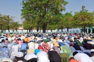 गोंडा: सजदे में झुके सिर, मांगी अमन चैन की दुआ, जिले भर की मस्जिदों में अदा की गई ईद की नमाज