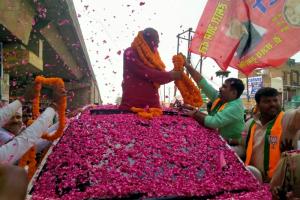 संत कबीर नगर : कैबिनेट मंत्री संजय निषाद का हुआ स्वागत, सड़क पर लगा लम्बा जाम 